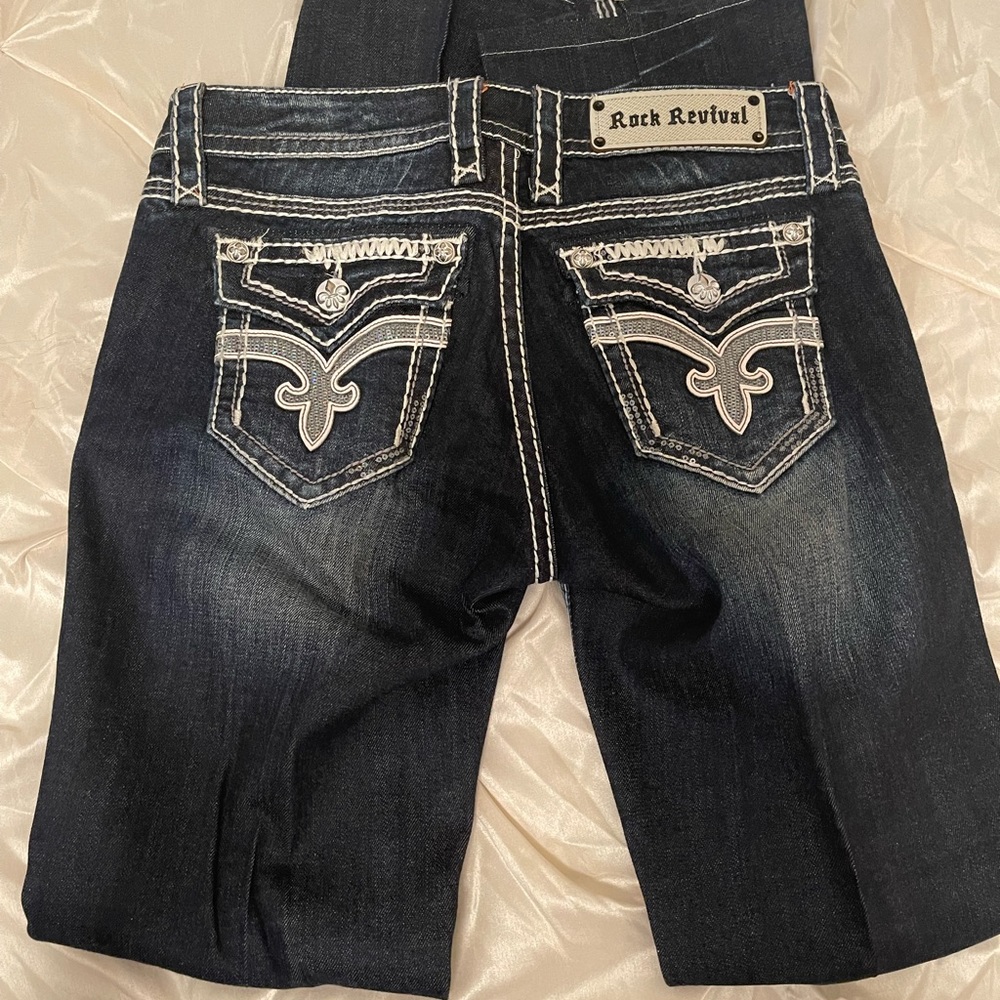 Like new. Rock Revival jeans. Sz 28  Sparkle sequin back pockets.